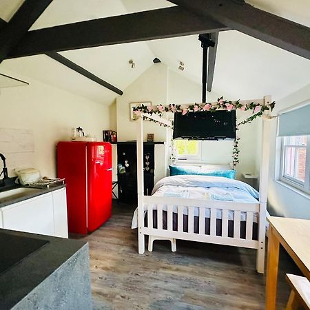 Tiny Romantic Retreat With Hot Tub On A Country Estate Near Cardigan Bay In Eryri Snowdonia Llanbedr  Ngoại thất bức ảnh