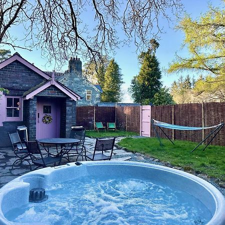Tiny Romantic Retreat With Hot Tub On A Country Estate Near Cardigan Bay In Eryri Snowdonia Llanbedr  Ngoại thất bức ảnh