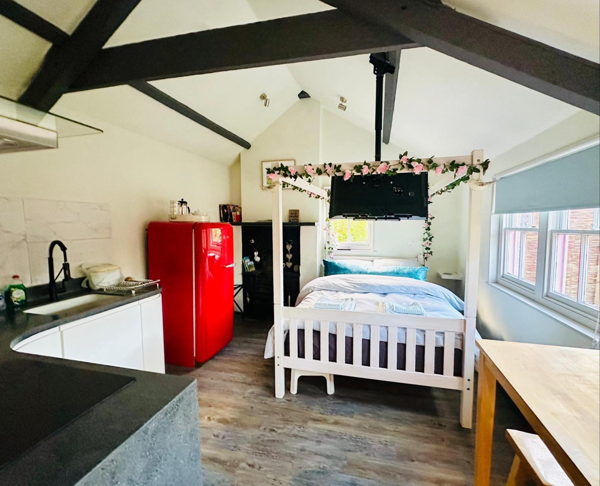 Tiny Romantic Retreat With Hot Tub On A Country Estate Near Cardigan Bay In Eryri Snowdonia Llanbedr  Ngoại thất bức ảnh