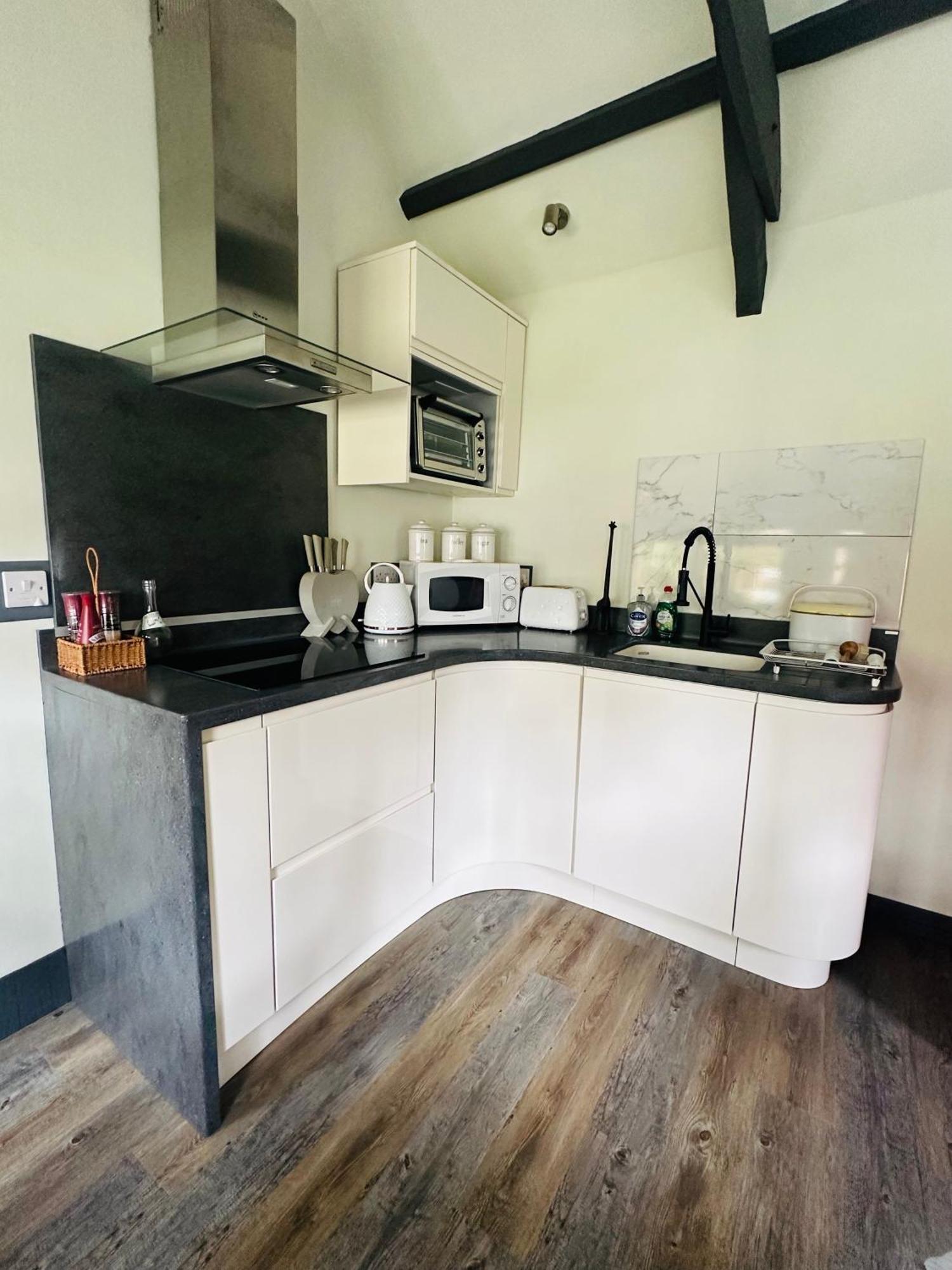 Tiny Romantic Retreat With Hot Tub On A Country Estate Near Cardigan Bay In Eryri Snowdonia Llanbedr  Ngoại thất bức ảnh