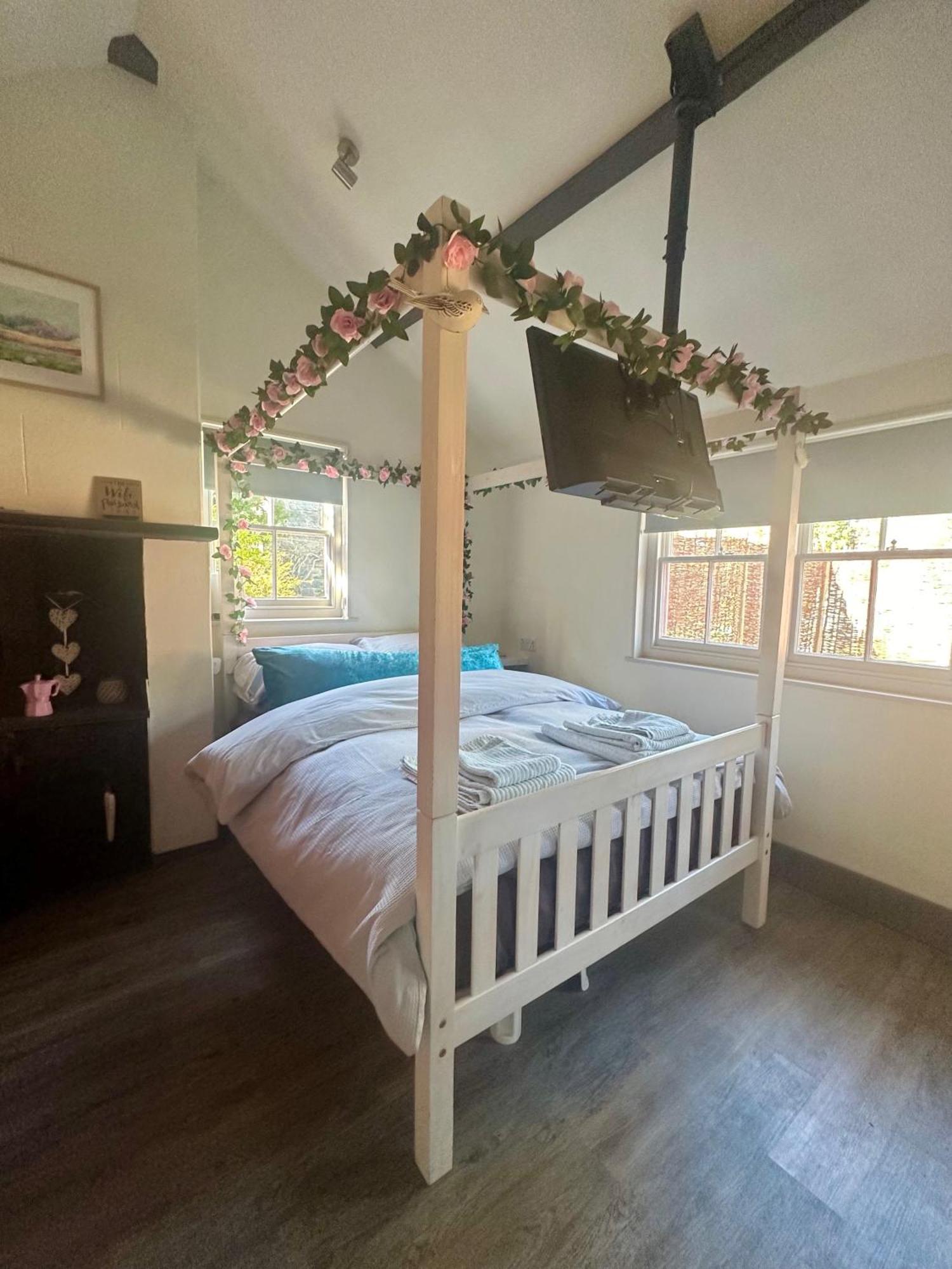 Tiny Romantic Retreat With Hot Tub On A Country Estate Near Cardigan Bay In Eryri Snowdonia Llanbedr  Ngoại thất bức ảnh