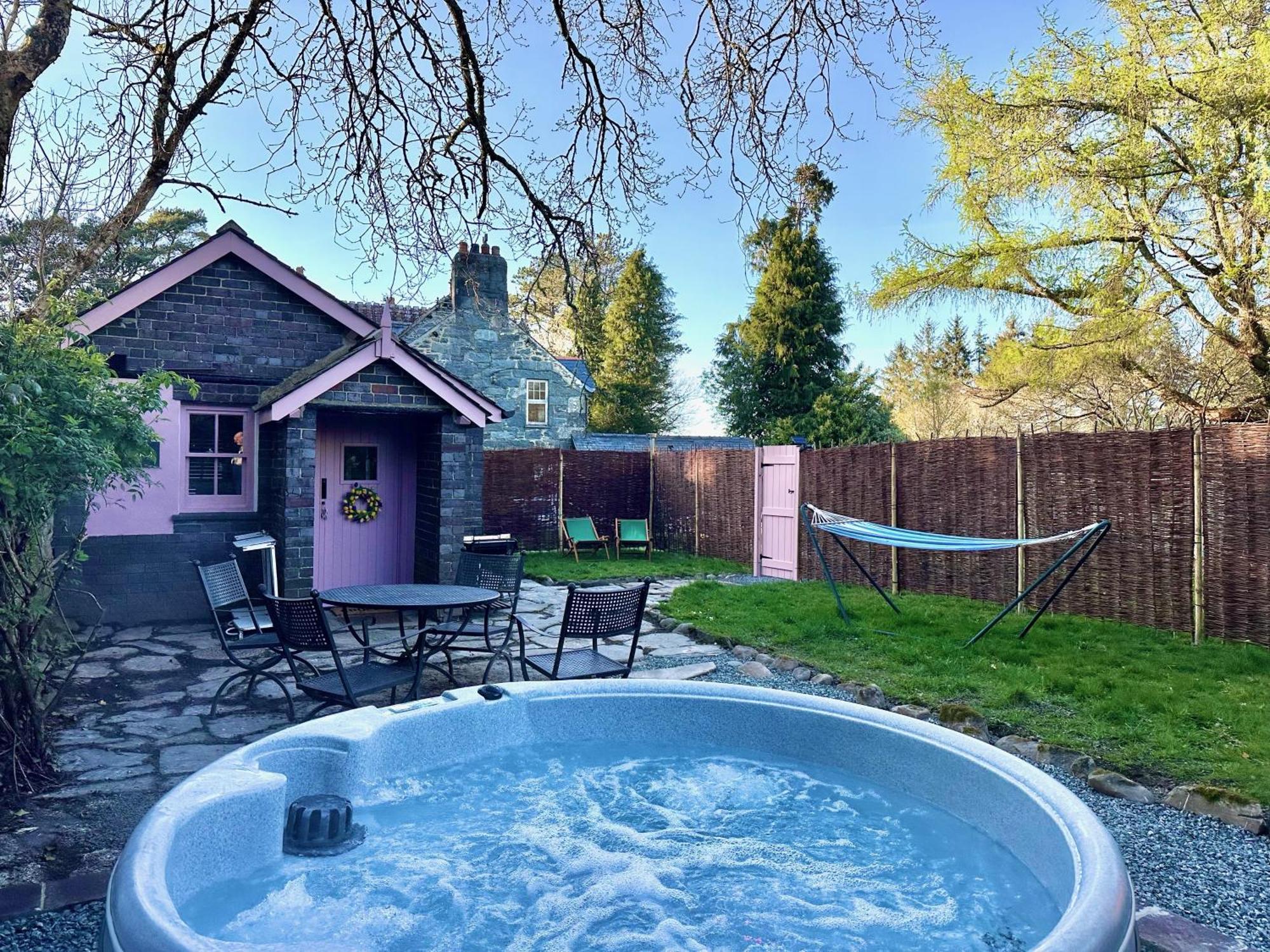 Tiny Romantic Retreat With Hot Tub On A Country Estate Near Cardigan Bay In Eryri Snowdonia Llanbedr  Ngoại thất bức ảnh