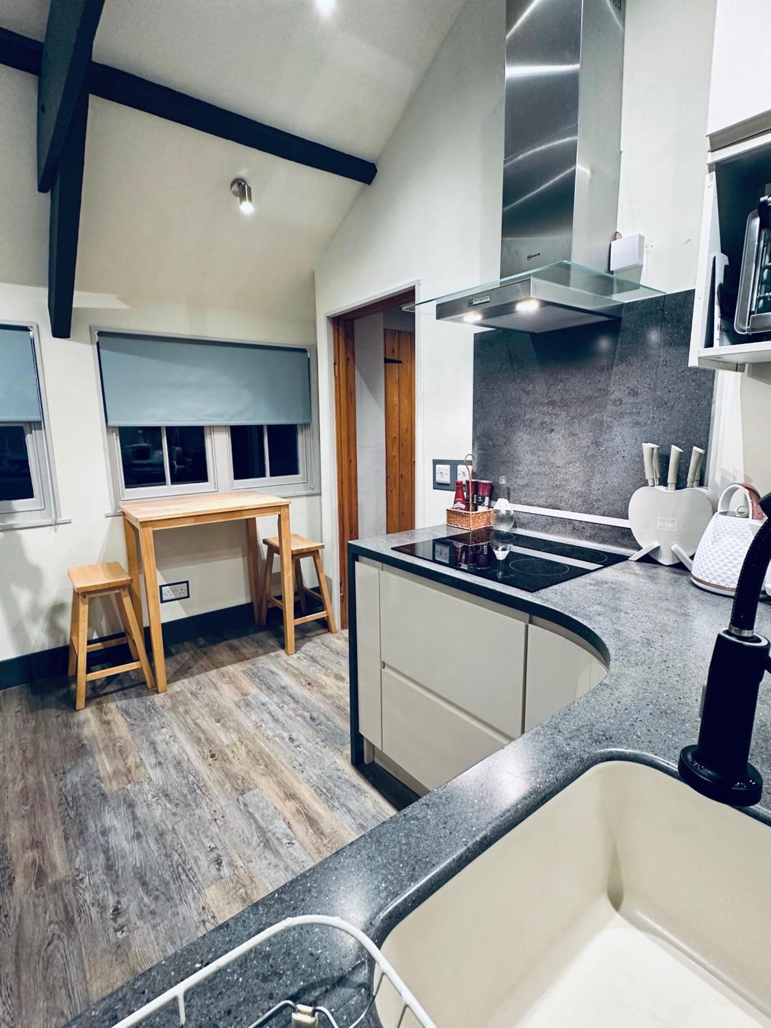 Tiny Romantic Retreat With Hot Tub On A Country Estate Near Cardigan Bay In Eryri Snowdonia Llanbedr  Ngoại thất bức ảnh
