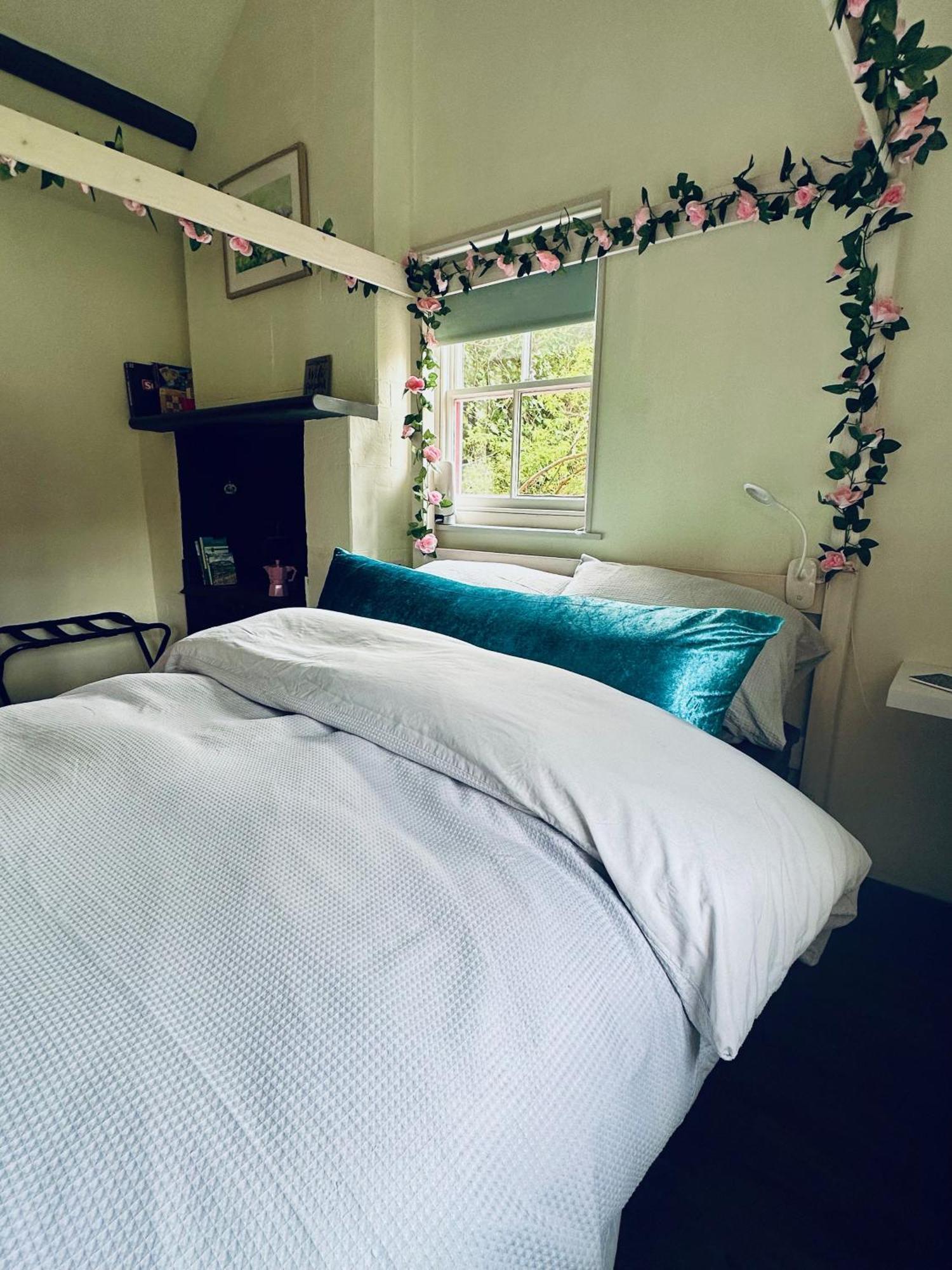 Tiny Romantic Retreat With Hot Tub On A Country Estate Near Cardigan Bay In Eryri Snowdonia Llanbedr  Ngoại thất bức ảnh