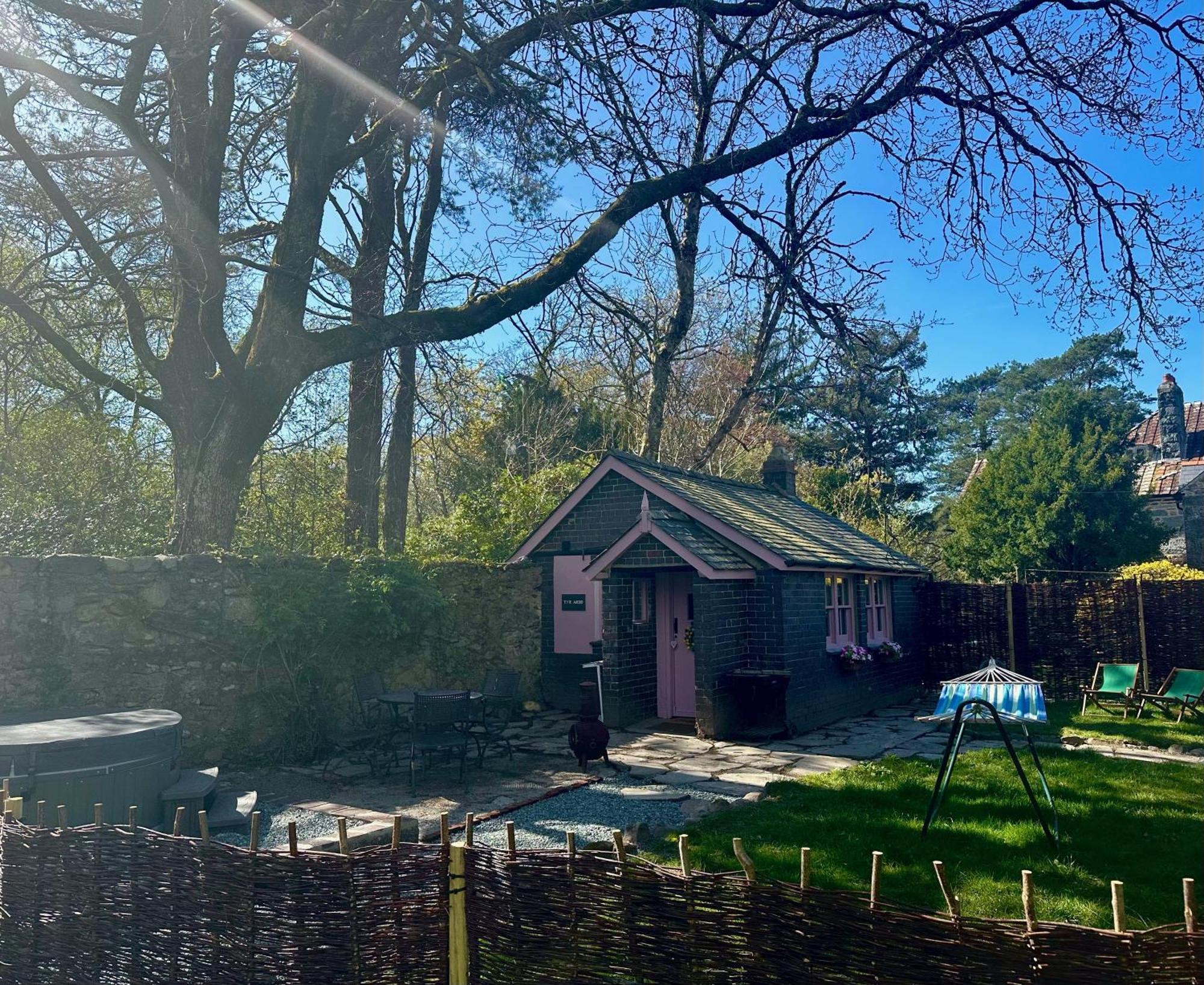Tiny Romantic Retreat With Hot Tub On A Country Estate Near Cardigan Bay In Eryri Snowdonia Llanbedr  Ngoại thất bức ảnh