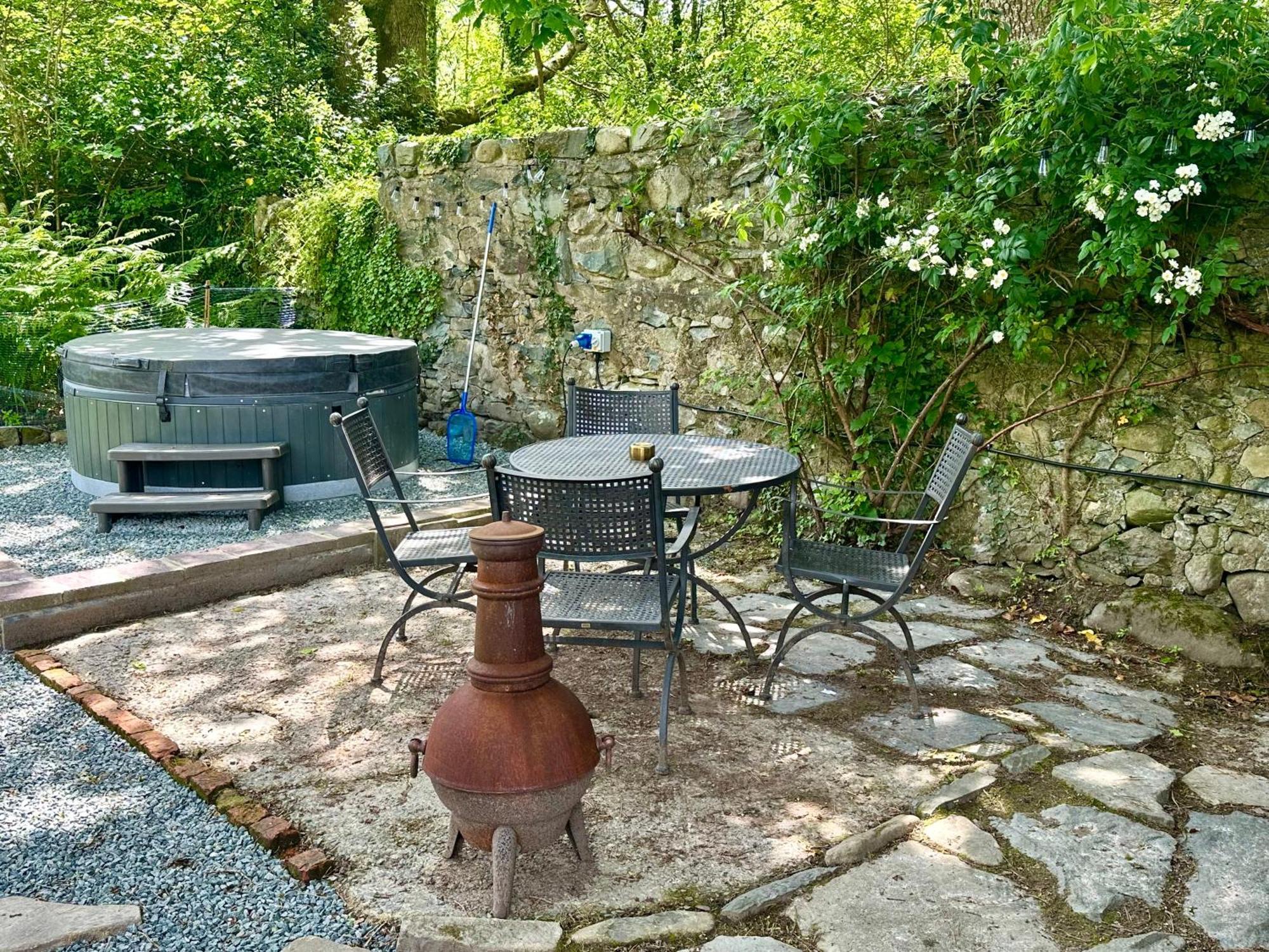 Tiny Romantic Retreat With Hot Tub On A Country Estate Near Cardigan Bay In Eryri Snowdonia Llanbedr  Ngoại thất bức ảnh